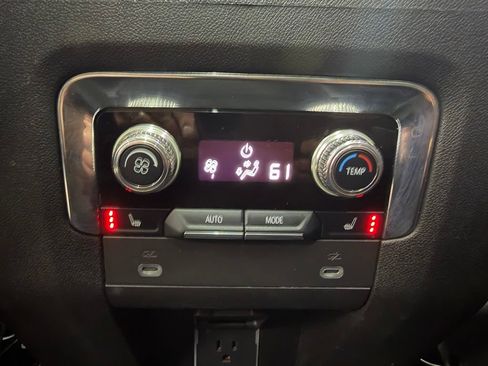 Used 2022 GMC Yukon SLT w/ SLT Premium Package AWD/4WD image 17