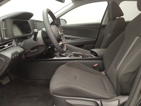 Used 2025 Hyundai Elantra SE image 17