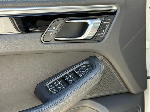Used 2024 Porsche Macan Base image 28
