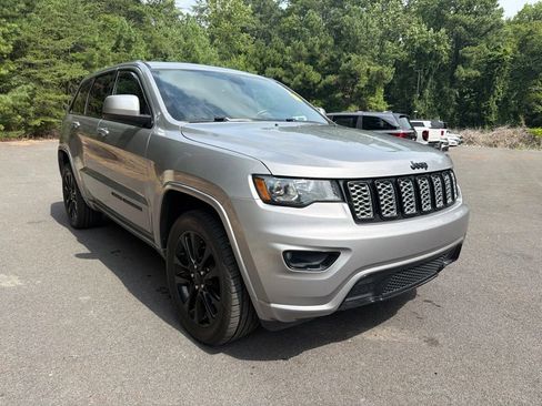 Used 2018 Jeep Grand Cherokee Altitude AWD/4WD image 4