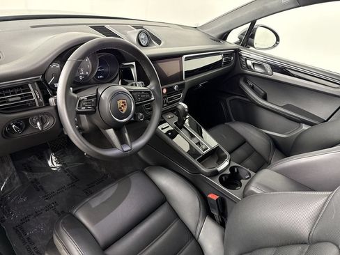 Certified 2026 Porsche Macan AWD/4WD image 4