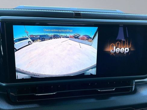 Used 2025 Jeep Wrangler Unlimited Sahara AWD/4WD image 25