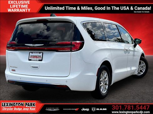 Used 2024 Chrysler Pacifica Touring-L FWD image 5