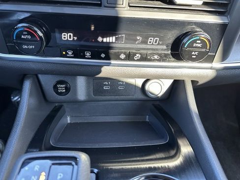 Used 2024 Nissan Rogue SV image 34