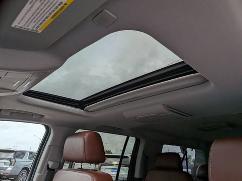 Used 2019 Chevrolet Suburban Premier w/ Premier Plus Edition AWD/4WD image 17