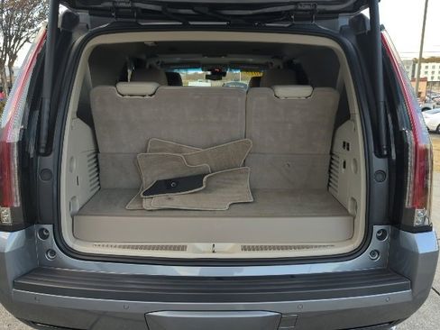 Used 2018 Cadillac Escalade Luxury image 18