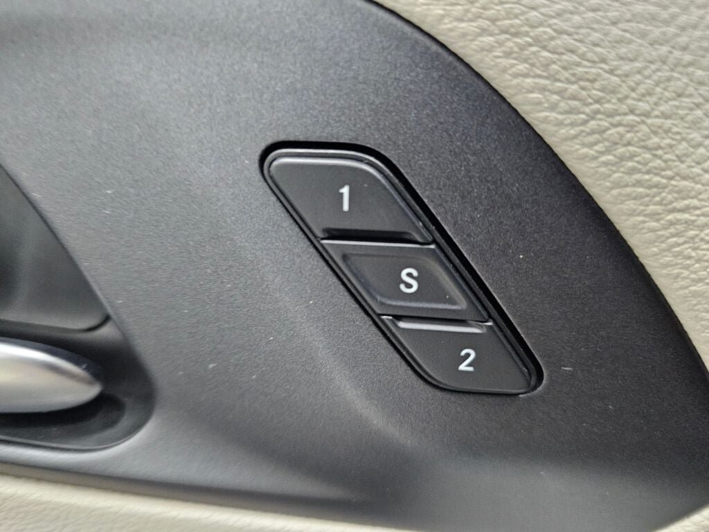 Used 2020 Chrysler Pacifica Touring-L FWD image 27