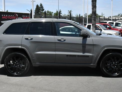 Used 2022 Jeep Grand Cherokee Laredo X AWD/4WD image 9