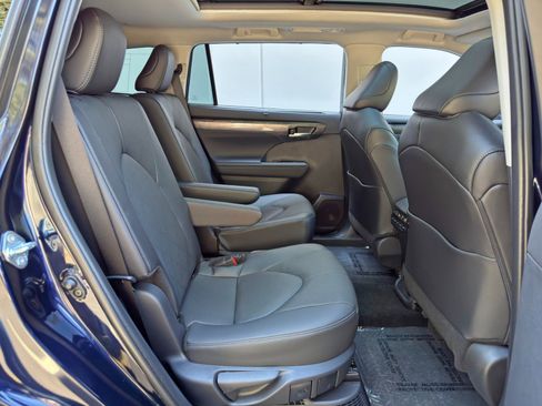 Used 2025 Toyota Highlander Platinum AWD/4WD image 45
