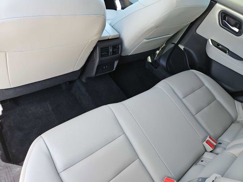 Used 2023 Nissan Rogue SL image 18