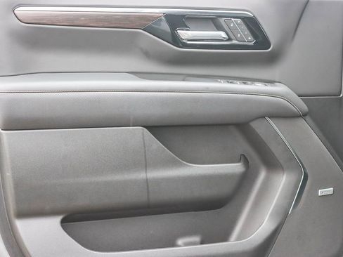 Used 2025 Chevrolet Suburban Premier image 20