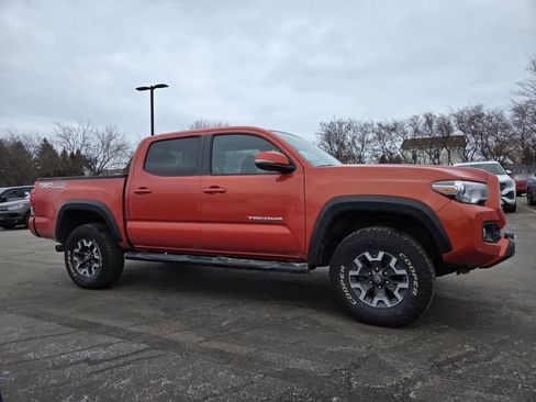 Used 2016 Toyota Tacoma TRD Off-Road w/ Premium & Technology Package image 3