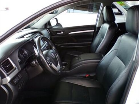 Used 2019 Toyota Highlander XLE image 16