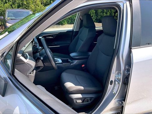 Used 2025 Toyota RAV4 XLE AWD/4WD image 10
