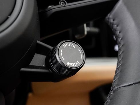 Used 2025 Porsche Cayenne image 16