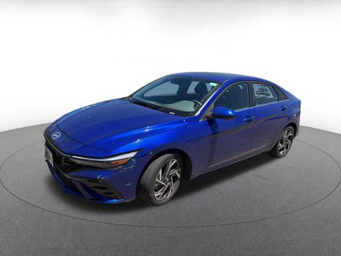 Used 2025 Hyundai Elantra SEL FWD image 2
