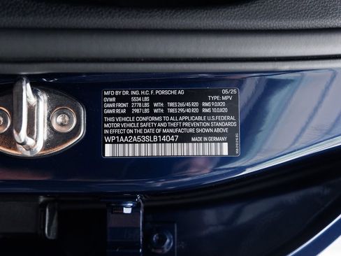 Certified 2025 Porsche Macan AWD/4WD image 37