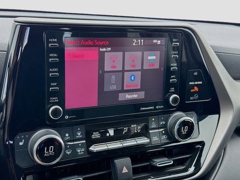 Used 2022 Toyota Highlander XLE FWD image 11