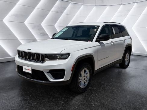 Used 2023 Jeep Grand Cherokee Laredo AWD/4WD image 5