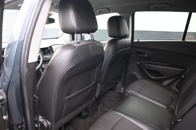 Used 2021 Chevrolet Trax LT w/ LT Convenience Package FWD image 2