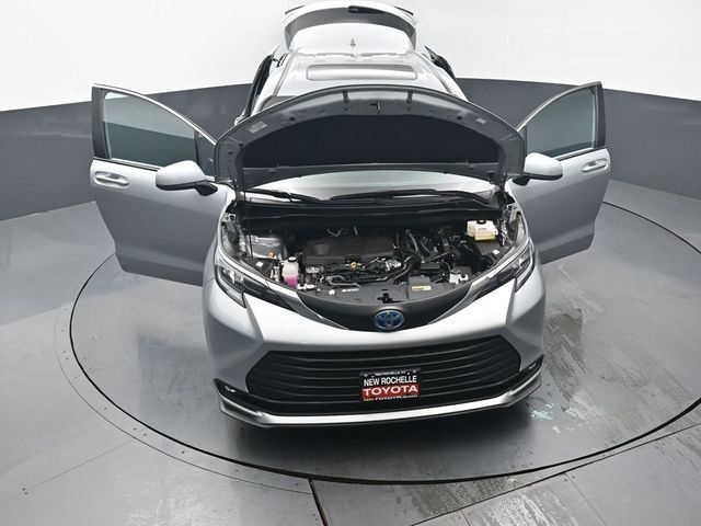 Used 2025 Toyota Sienna XLE FWD image 58