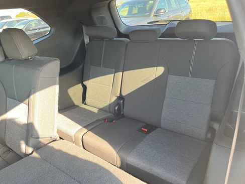 Used 2025 GMC Acadia Elevation image 30