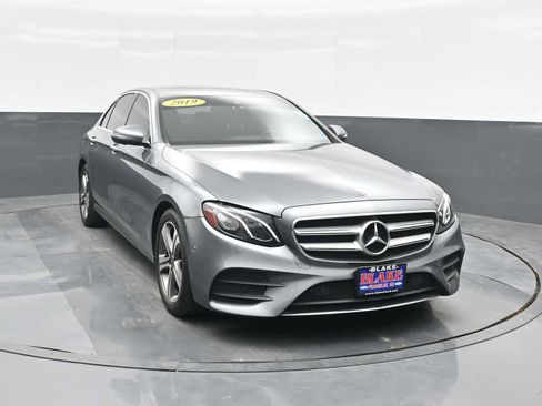 Used 2019 Mercedes-Benz E 300 4MATIC image 2