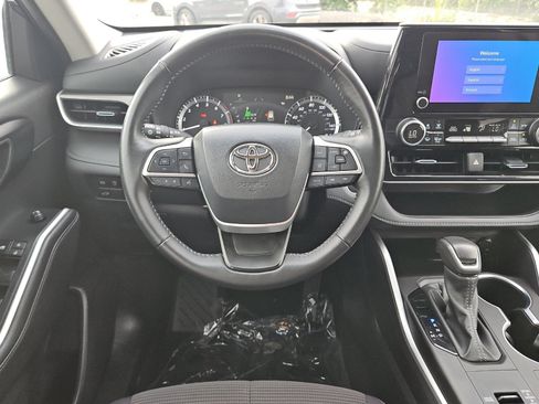 Used 2025 Toyota Highlander LE FWD image 13