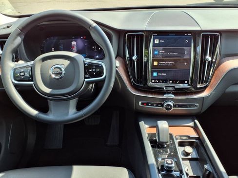 Used 2024 Volvo XC60 B5 Plus image 13