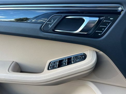 Certified 2025 Porsche Macan AWD/4WD image 12