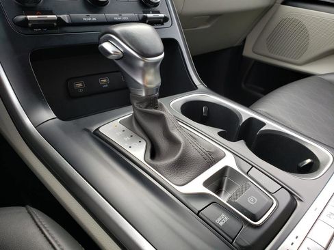 Used 2022 Kia Carnival LX image 24