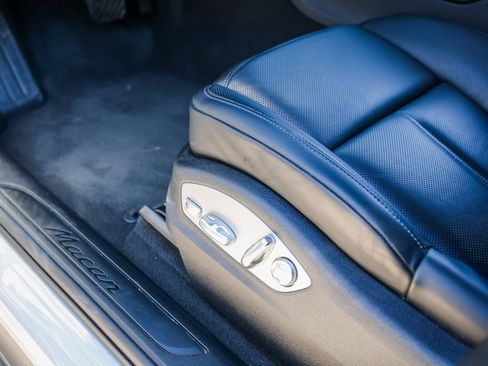 Certified 2025 Porsche Macan image 14