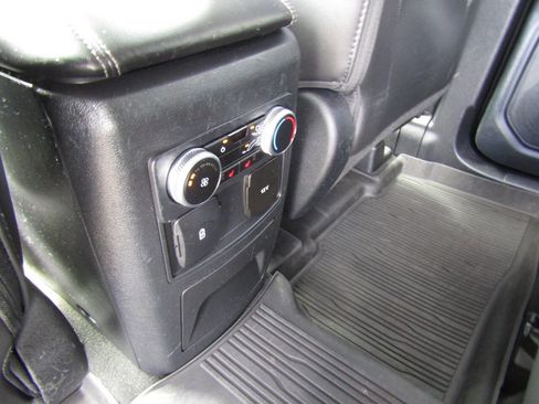 Used 2022 Ford Explorer XLT AWD/4WD image 25