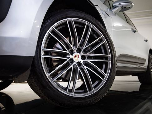 Certified 2026 Porsche Macan AWD/4WD image 12