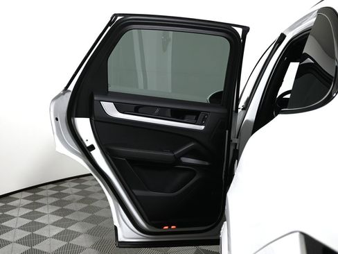 Used 2025 Porsche Cayenne image 34