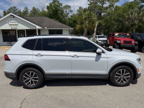 Used 2018 Volkswagen Tiguan SE w/ Panoramic Sunroof Package FWD image 4