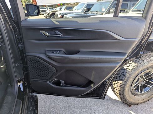 New 2025 Jeep Grand Cherokee L Altitude image 35