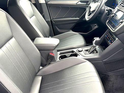 Used 2024 Volkswagen Tiguan SE image 23