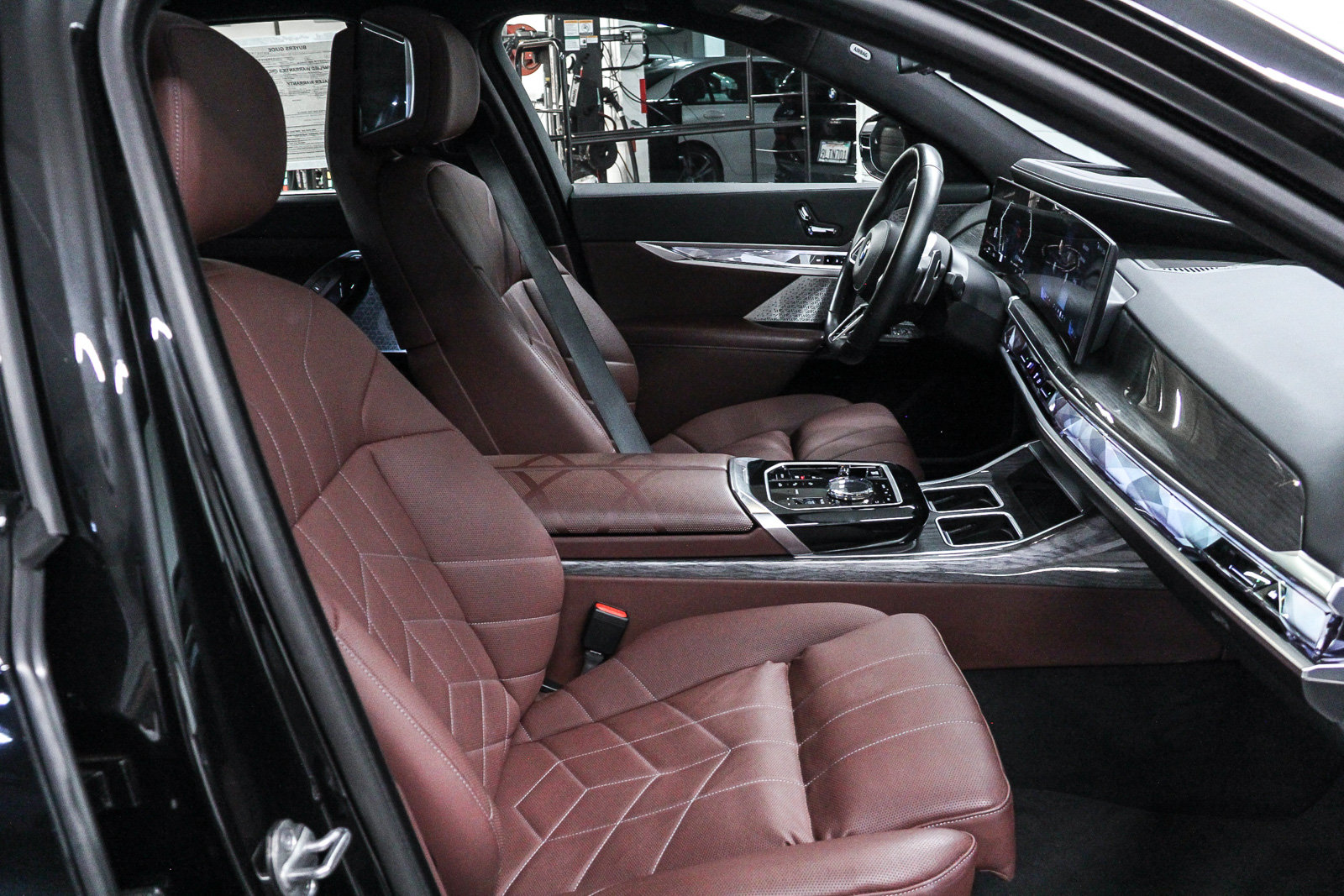 Certified 2024 BMW 760i xDrive w/ Executive Package AWD/4WD image 18