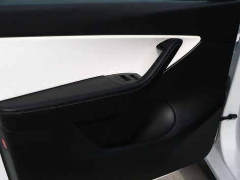 Used 2022 Tesla Model Y Performance image 13