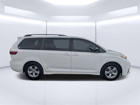 Used 2019 Toyota Sienna LE image 3