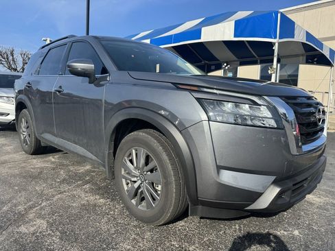 Used 2025 Nissan Pathfinder SV image 2