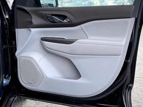 Used 2023 GMC Acadia SLT image 29