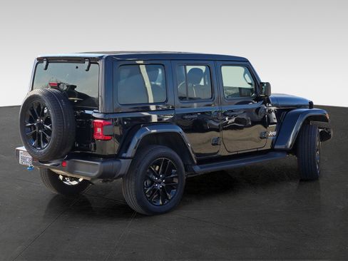 Used 2022 Jeep Wrangler Unlimited Sahara w/ Cold Weather Group image 5