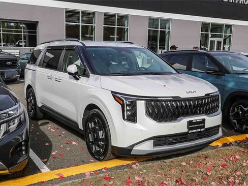 Used 2025 Kia Carnival EX image 4