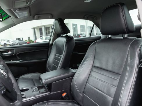 Used 2017 Toyota Camry XLE w/ Convenience Package FWD image 11