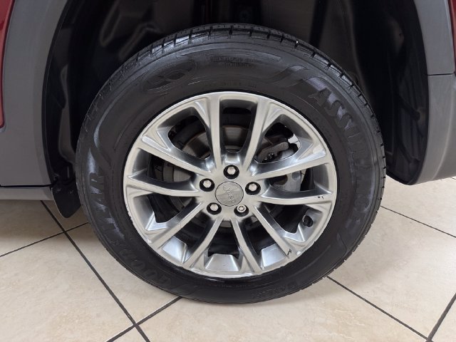 Used 2019 Jeep Cherokee Latitude Plus w/ Comfort/Convenience Group FWD image 23