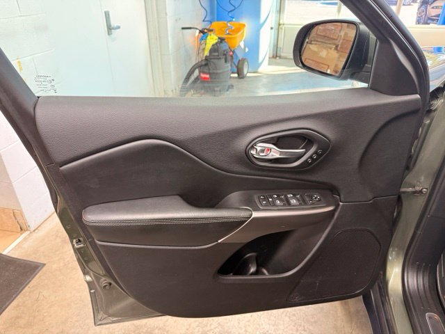Used 2020 Jeep Cherokee Limited AWD/4WD image 8