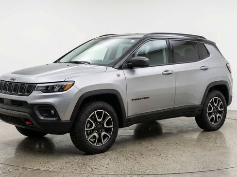 Used 2025 Jeep Compass Trailhawk image 3