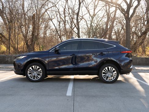 Used 2024 Toyota Venza XLE image 6